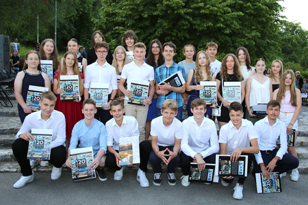 Fotografija učencev vpisanih v Zlato knjigo 